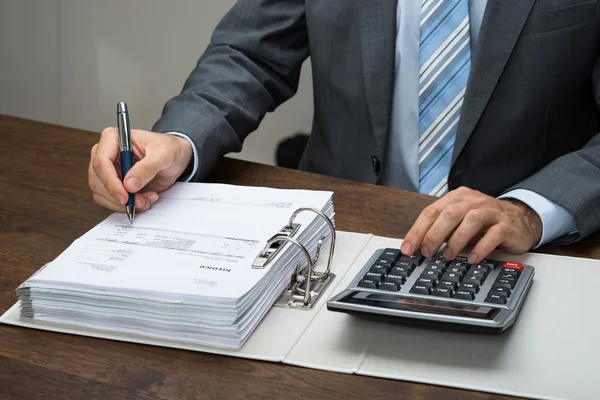 Homem de negócios calculando contas — Fotografia de Stock