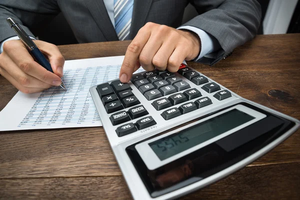 Businessperson Doing Calculation — Stock Photo, Image