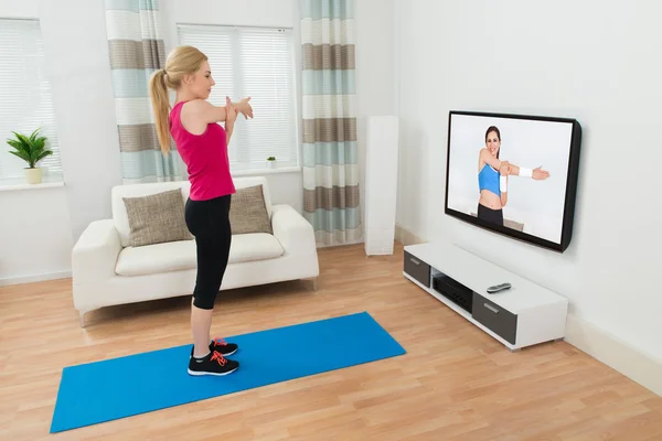 Frau übt im Wohnzimmer — Stockfoto