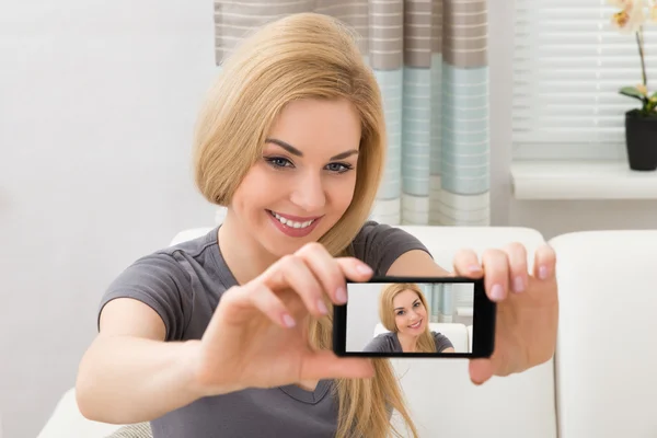 Donna che prende selfie — Foto Stock