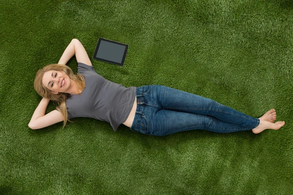 Žena na lůžku s digitálním tabletu — Stock fotografie