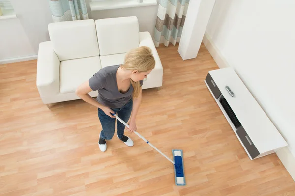 Mujer Mopping piso — Foto de Stock