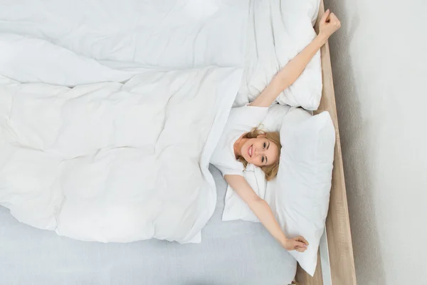 Mujer despertando en la cama — Foto de Stock