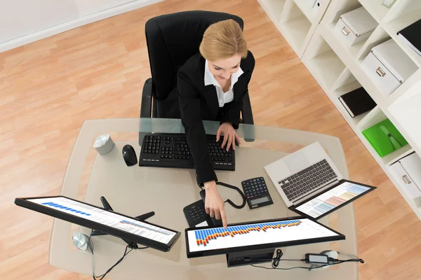 Geschäftsfrau analysiert Finanzdaten — Stockfoto