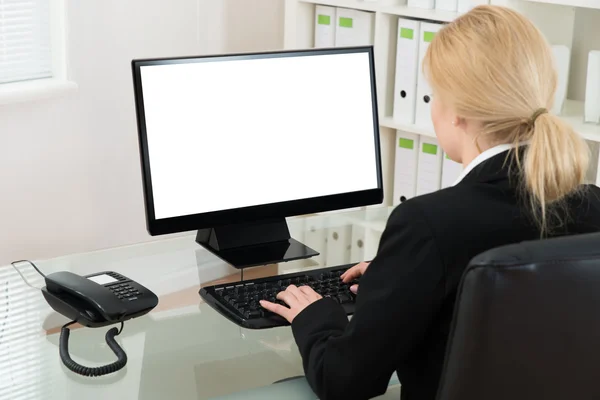 Zakenvrouw met behulp van computer — Stockfoto