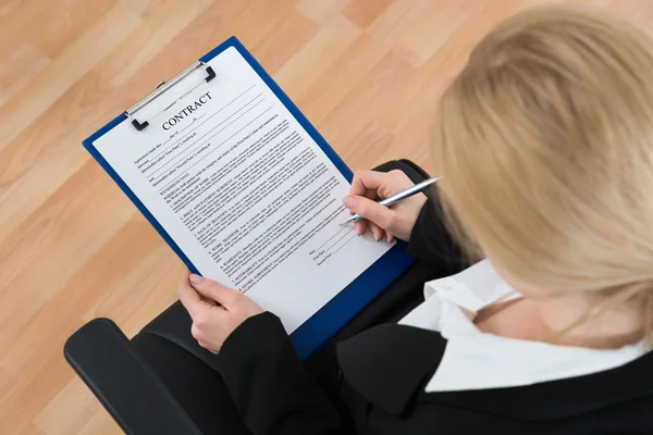Affärskvinna underteckna kontrakt — Stockfoto