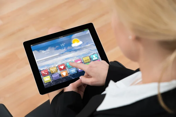 Imprenditrice che utilizza tablet digitale — Foto Stock
