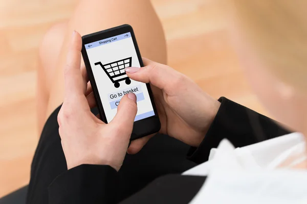 Affärskvinna shopping online — Stockfoto