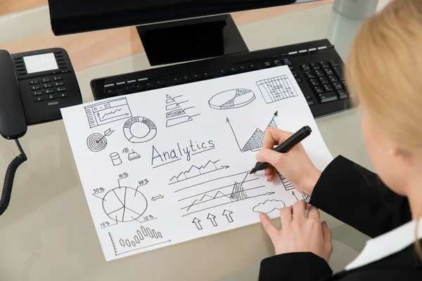 Businesswoman Making  Analyzing Diagram — Stock Photo, Image