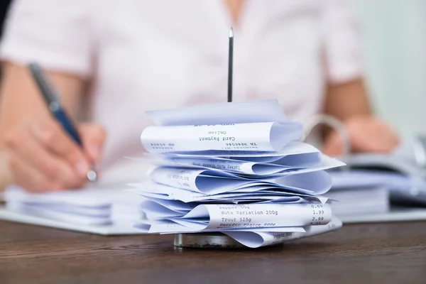 Contas em prego de papel — Fotografia de Stock