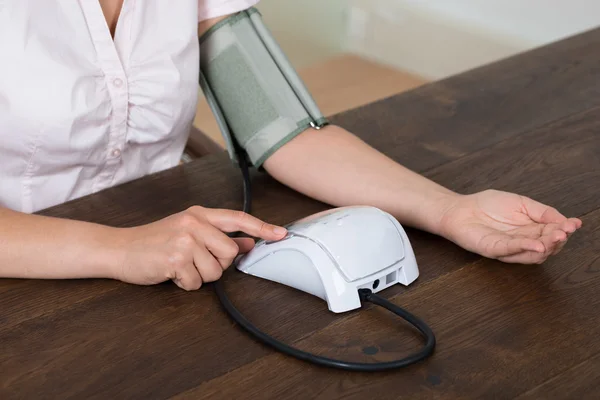 Empresária medir a pressão arterial — Fotografia de Stock