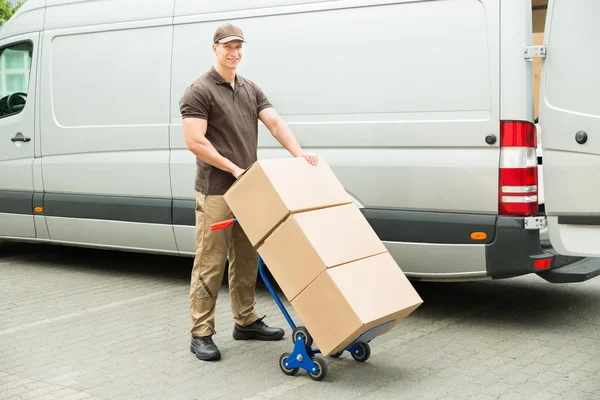 Pengiriman Man Holding Trolley — Stok Foto