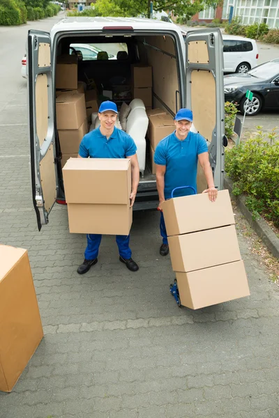 Trabalhadores Carregando caixas de papelão — Fotografia de Stock