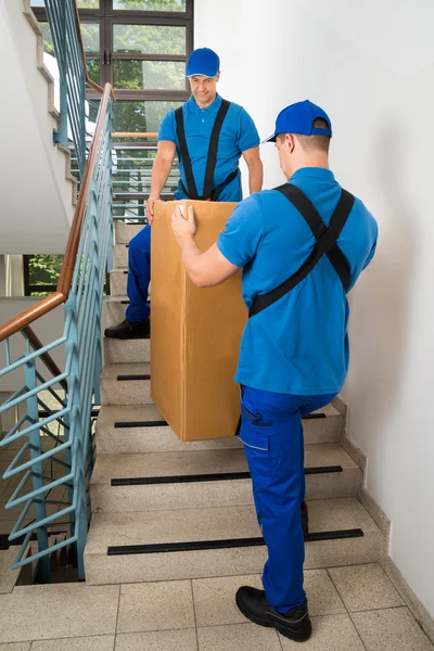 Hombres de pie con caja — Foto de Stock