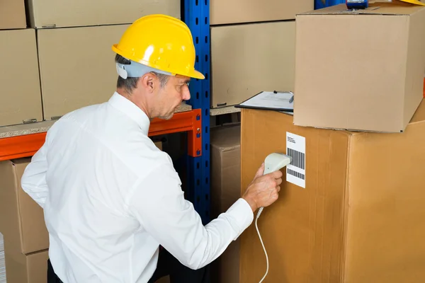 Gerente de escaneo de caja de cartón —  Fotos de Stock