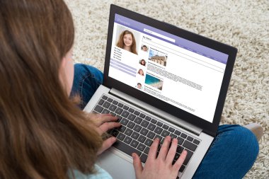 Sosyal Web sitesinde chat yapan kız
