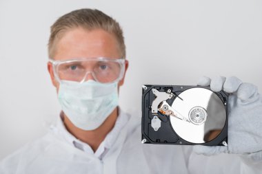 Teknisyen gösteren sabit disk