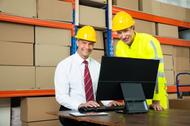 Mutlu depo işçisi ve Yöneticisi'ni kullanarak bilgisayar