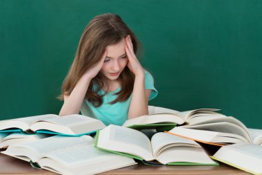 Kız çok kitap ile masada