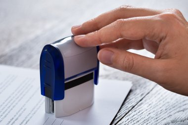 Stamper ve belge ile kişi el