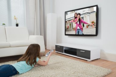 Kız film televizyon izlerken