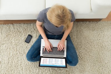 Dizüstü bilgisayarda yazan kadın