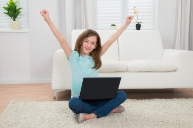 Dizüstü bilgisayar ile silah yükselterek kız