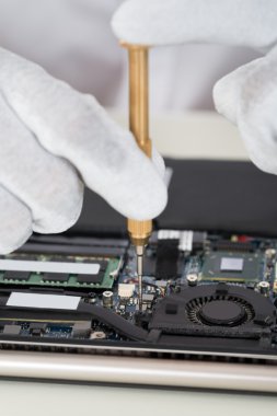 Kişi el laptop anakart tamiri
