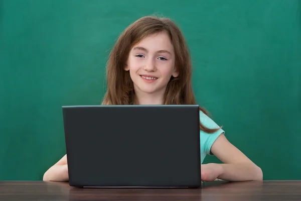 Ragazza utilizzando il computer portatile in aula — Foto Stock