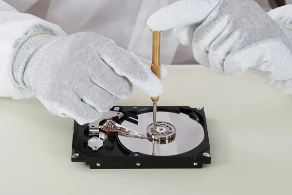 Persoană repararea hard disk — Fotografie, imagine de stoc