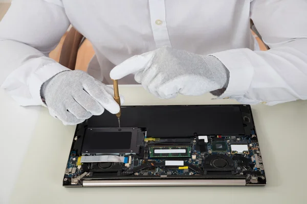 Technician Repairing Laptop — Stock Photo, Image