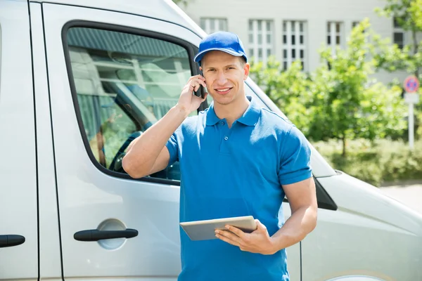 Trabajador con teléfono móvil y tableta digital —  Fotos de Stock