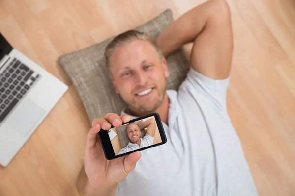 Uomo prendendo selfie con cellulare — Foto Stock