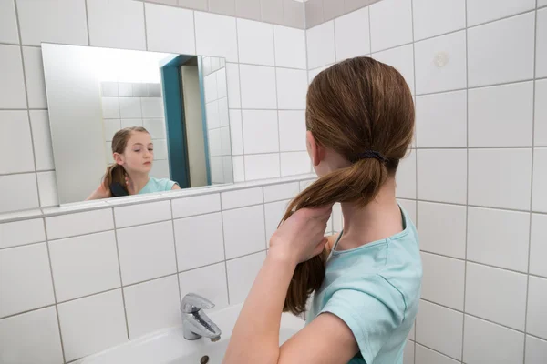 Meisje koppelverkoop haar In badkamer — Stockfoto