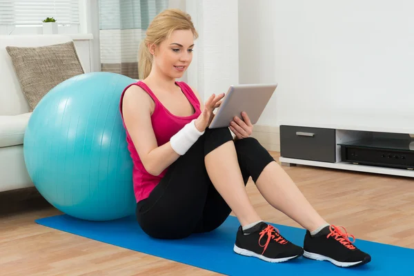 Fit Woman Using Digital Tablet — Stock Photo, Image