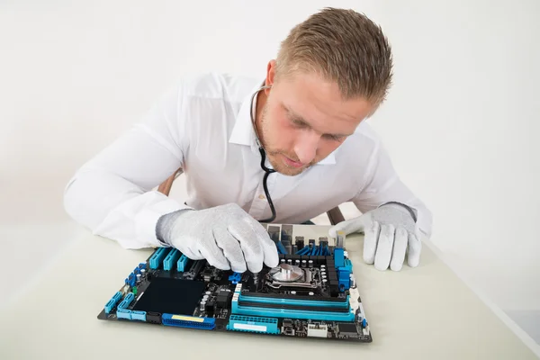 Technician With Motherboard And Stethoscope — Stock Photo, Image