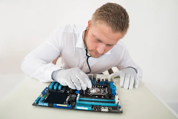 Teknisi Dengan Motherboard Dan Stethoscope — Stok Foto