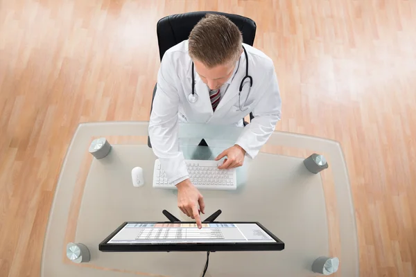 Lékař pomocí počítače na stůl — Stock fotografie