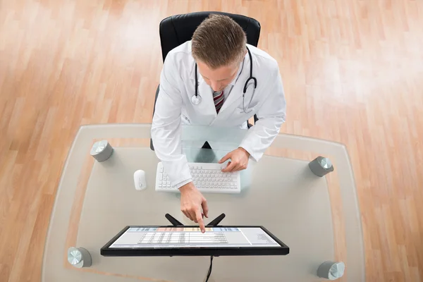 Médecin utilisant l'ordinateur au bureau — Photo