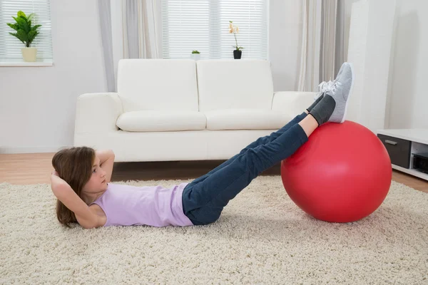 Menina exercício com bola de fitness — Fotografia de Stock