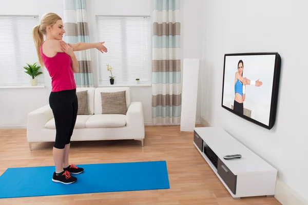 Woman Exercising In Living Room — Stock Photo, Image