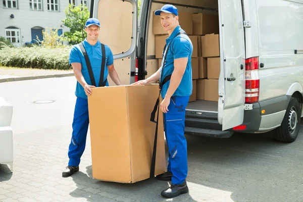 Dois Movers caixas de carga no caminhão — Fotografia de Stock