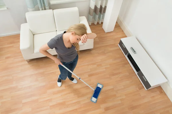 Mujer cansada con fregona — Foto de Stock