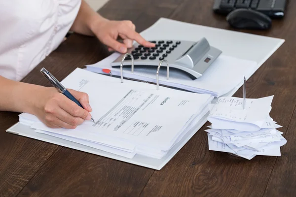 Accountant Calculating Receipt — Stock Photo, Image