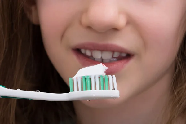 Primer plano de chica cepillando dientes — Foto de Stock