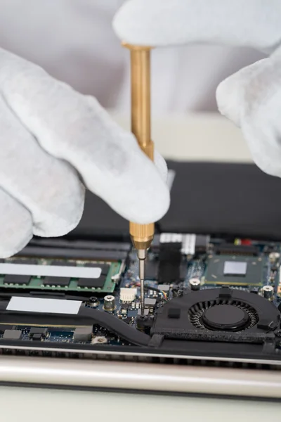 Person Hände Reparatur Laptop-Motherboard — Stockfoto