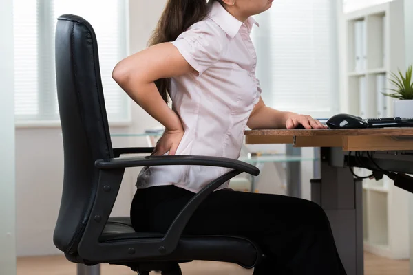 İş kadını Backpain sahip — Stok fotoğraf