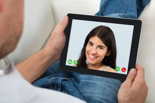 Persona Videochatting con la mujer en la tableta digital —  Fotos de Stock