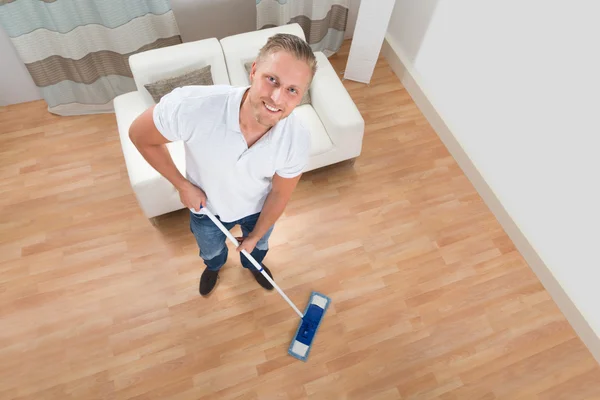 Hombre limpieza piso con fregona — Foto de Stock