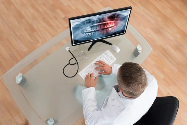 Médico examinando los dientes de rayos X — Foto de Stock